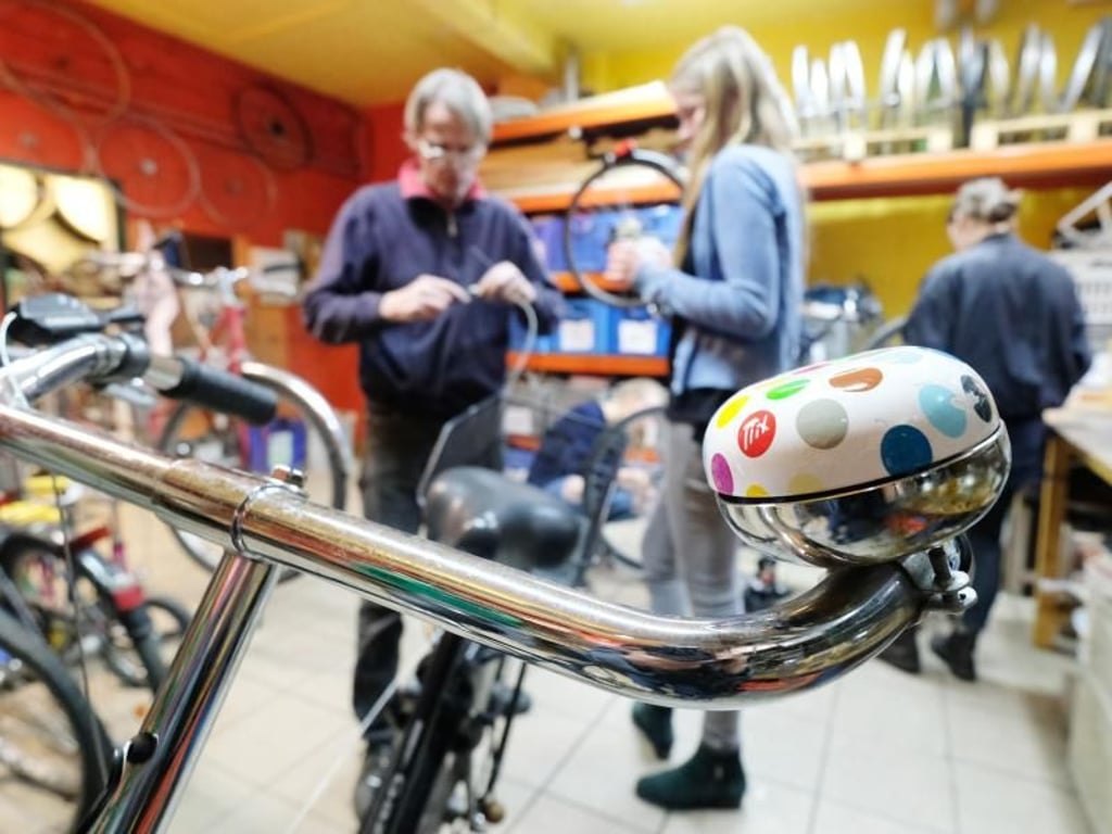 Nach dem Winter wollen viele Leute ihre Räder wieder fit machen - dann wird es eng in der kleinen Fahrradwerkstatt von Markus Geng. Foto: Sebastian Willnow/dpa-tmn