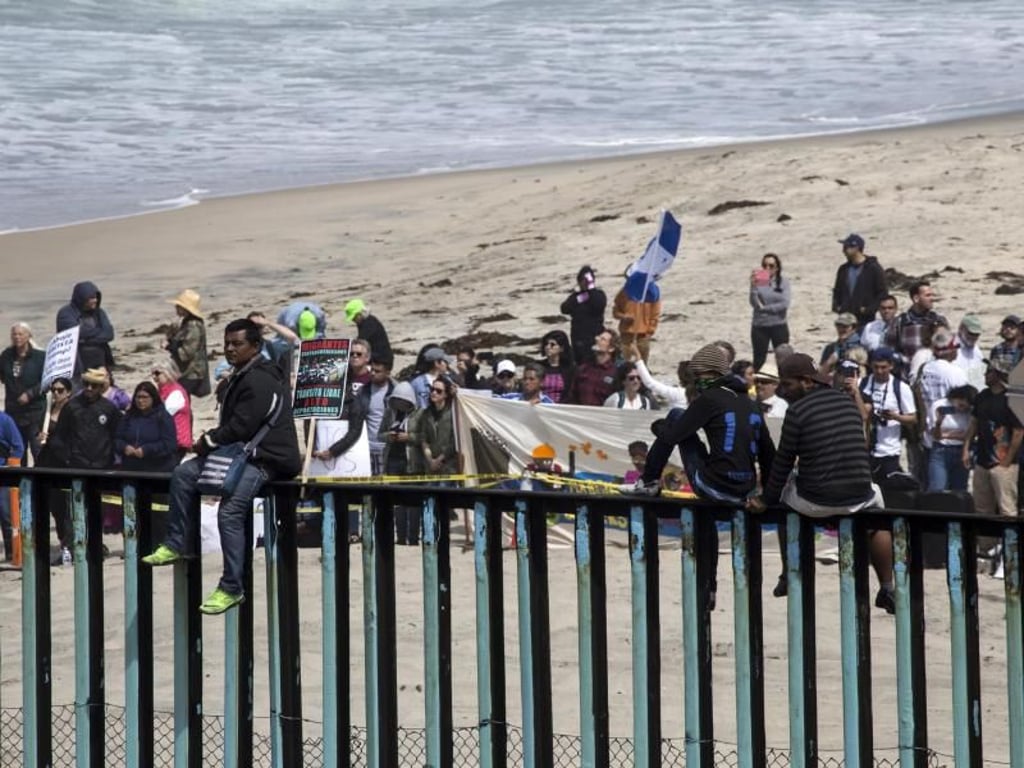 Migranten am Grenzzaun: US-Präsident Trump wollte mit dem «Shutdown» der Regierung erreichen, dass ihm fünf Milliarden Dollar für eine Grenzmauer zur Verfügung gestellt werden - bisher vergebens. Foto: Eduardo Jaramillo/NOTIMEX