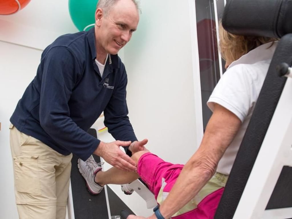 Junge und Alte: Das Schöne am Beruf des Physiotherapeuten ist, dass Stephan Hinkel mit Patienten in jedem Alter zu tun hat. Hinkel ist Inhaber einer Praxis in Berlin-Moabit. Foto: Andrea Warnecke