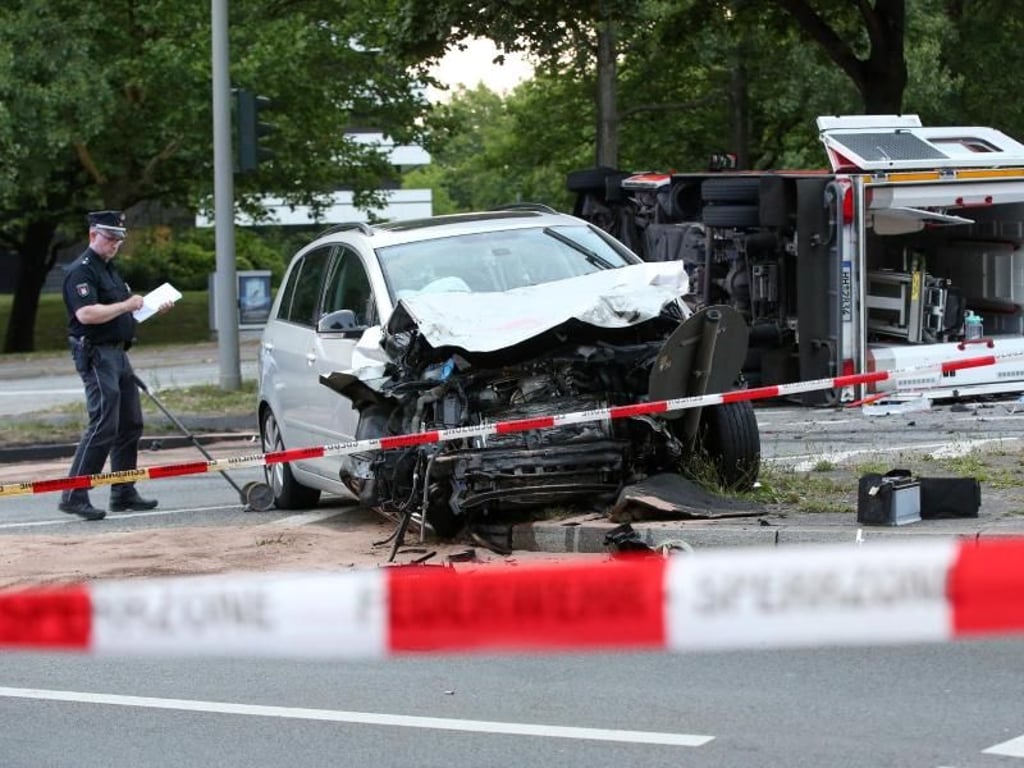 Einsatzkräfte der Polizei und Feuerwehr sind an der Unfallstelle. Foto: Bodo Marks