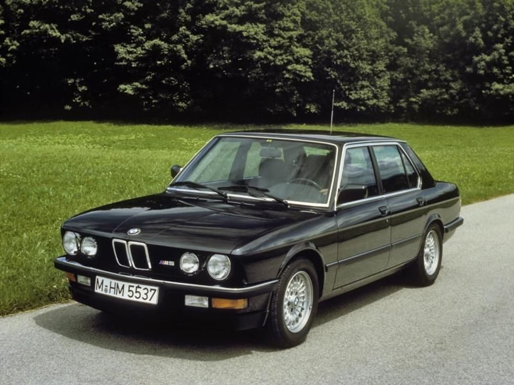 Klassischer Look mit Chromleisten und runden Scheinwerfern: So präsentierte sich der BMW M5 vor 30 Jahren mit 232 kW/315 PS. Foto: BMW/dpa-tmn