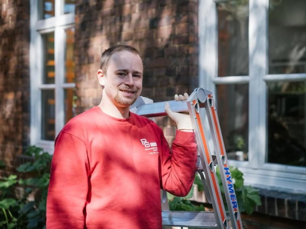 Flexibel und körperlich fit sollten Gebäudereiniger sein. Der Auszubildende Sebastian Duda ist während der Arbeitszeit fast die ganze Zeit auf den Beinen. Foto: Ole Spata