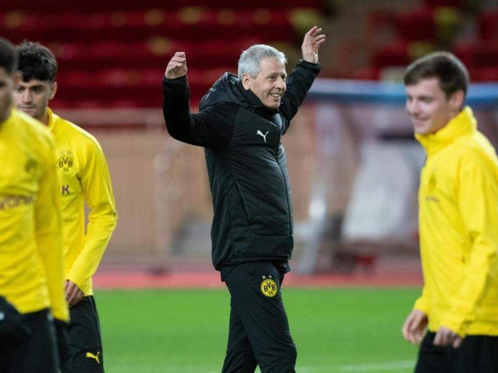 Trainer Lucien Favre (M.) steht mit Borussia Dortmund vor dem Gewinn der Herbstmeisterschaft. Foto: Bernd Thissen