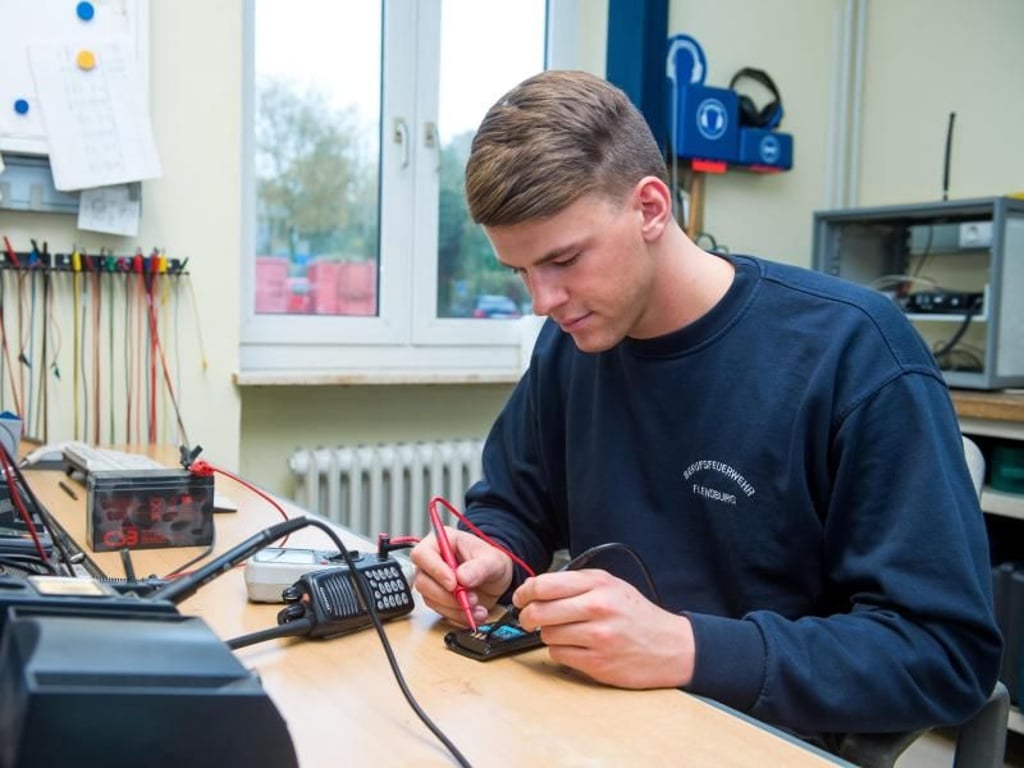 Wenn gerade mal kein Einsatz ist, überprüft Wanger in der Elektrowerkstatt zum Beispiel die Funkgeräte. Foto: Benjamin Nolte