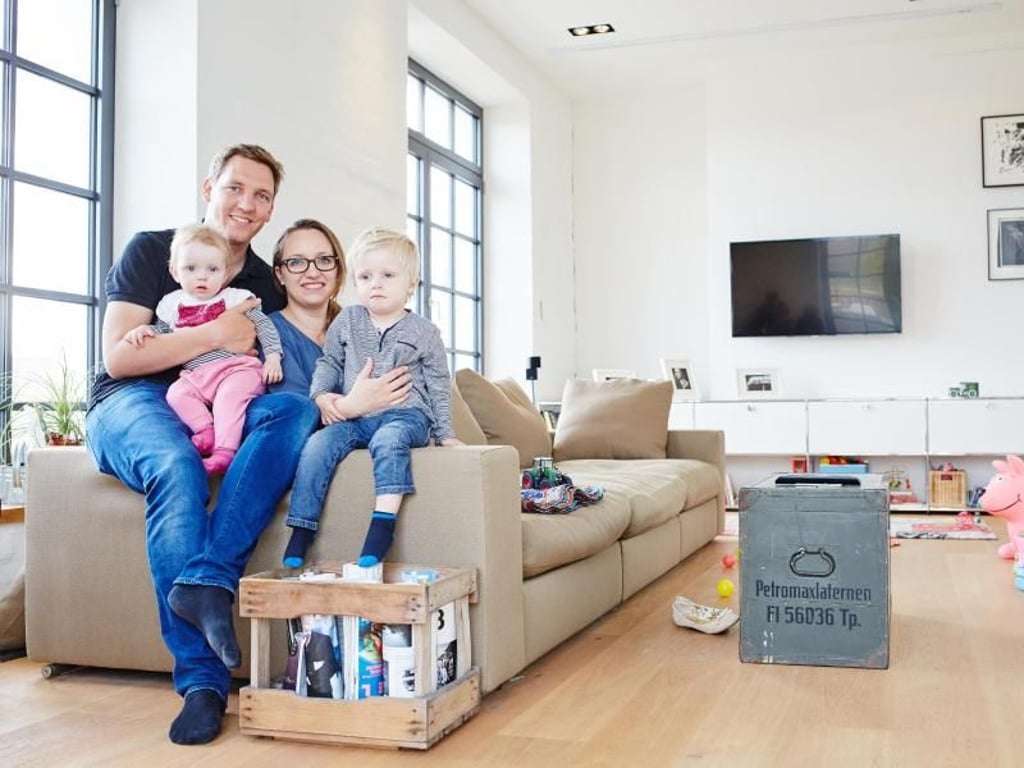 Michael Fochler ist gemeinsam mit seiner Partnerin Natascha Hoffner und den Kindern in die frühere Autowerkstatt seines Urgroßvaters gezogen. Foto: KfW/Claus Morgenstern