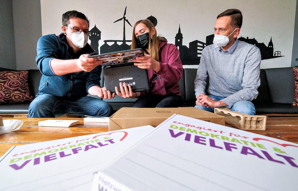 Mario Bialek (links) übergibt einen neuen Laptop an den Jugendclub Beesenstedt in Vertretung an Marieke Seidler (Mitte) und Ronny Friede