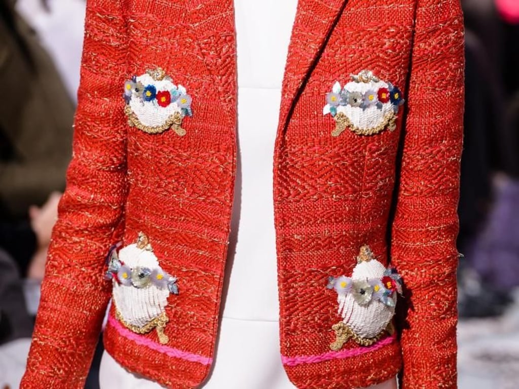 Guyon spielt ebenso mit maritimen Elementen: Große Muscheln verleihen dieser Jacke einen schrillen Touch. Foto: Christophe Petit Tesson