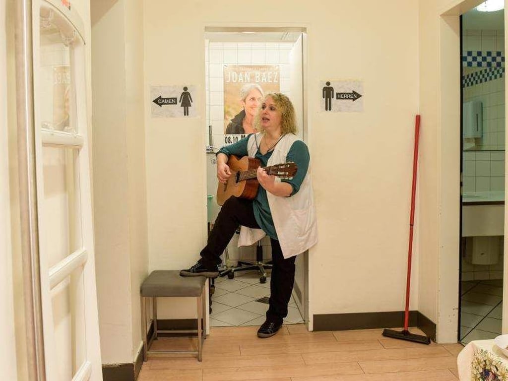Stefanie Ansul-Weissner erfreut ihre Kundschaft mit Musik. Foto: Axel Heimken