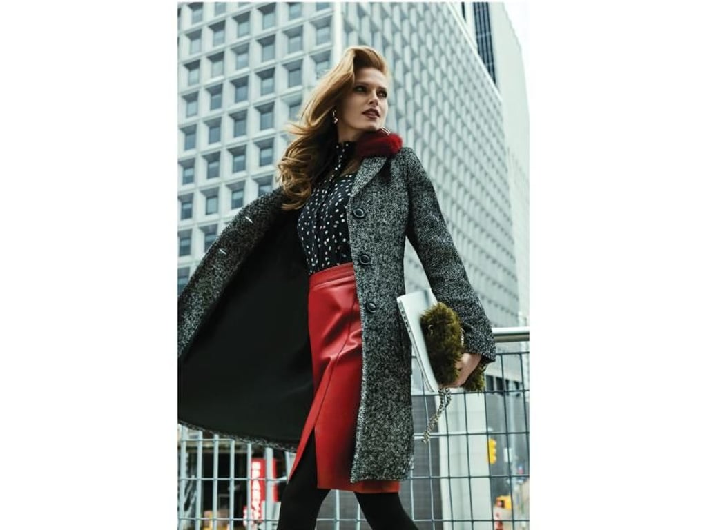 Kontraste der Materialien sind aktuell angesagt: Comma lässt das Model einen roten Lederrock zu Seidenbluse und Strickmantel tragen (Mantel 239 Euro, Rock ca. 200 Euro, Bluse ca. 50 Euro). Foto: Comma