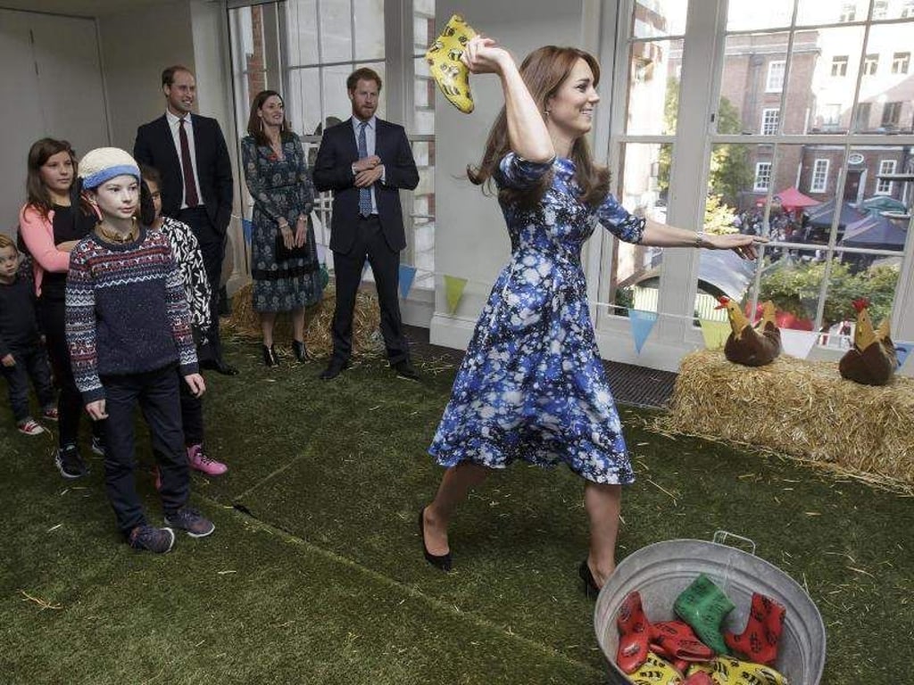 Herzogin Kate beim Gummistiefel-Werfen in London. Foto: Prensa Internacional via ZUMA Wire)