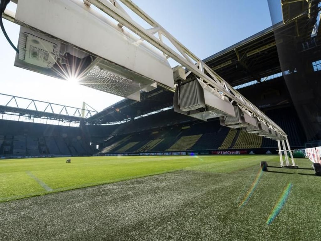 Damit das Grün prächtig gedeiht, wird es bewässert, belüftet und bei wenig Tageslicht wie in Dortmund sogar künstlich mit UV-Licht bestrahlt. Foto: Guido Kirchner