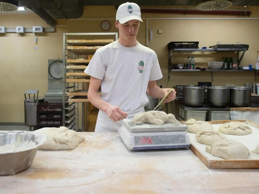 Der Auszubildende Tobi Gennrich hat schon während der Schulzeit in der Bäckerei & Konditorei Plentz gearbeitet - und sich nun für eine Lehre entschieden. Foto: Klaus-Dietmar Gabbert