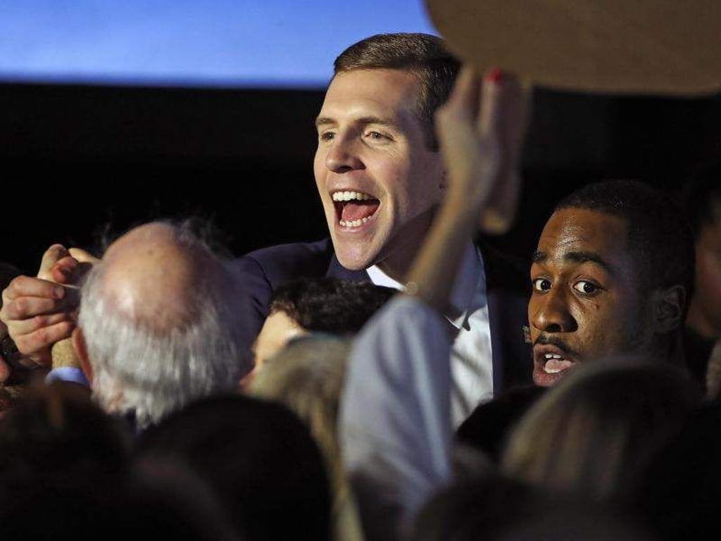 Conor Lamb feiert nach den Kongress-Nachwahl im US-Bundesstaat Pennsylvania mit Anhängern. Die Wahl war nötig geworden, weil der Republikaner Tim Murphy 2017 wegen einer sexuellen Affäre zurückgetreten war. Foto: Gene J. Puskar/AP