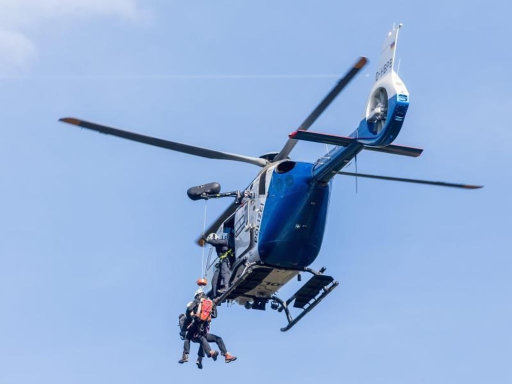 Alpinpolizisten bei einer Hubschrauberübung in den Bergen. Foto: Peter Kneffel