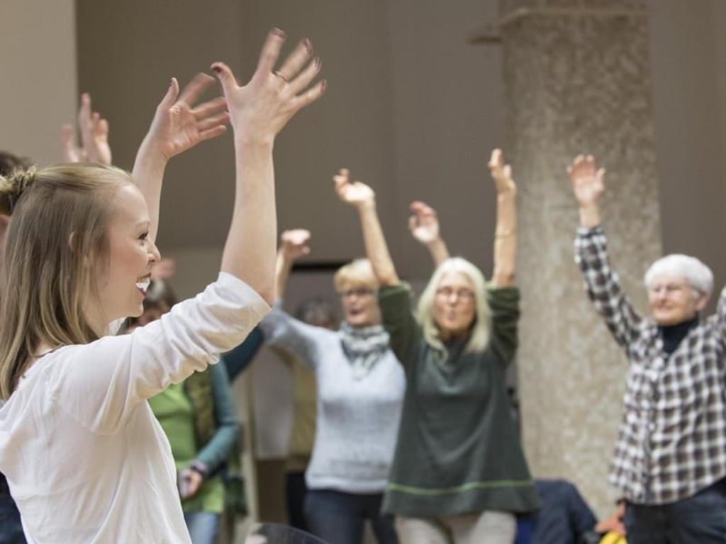 Die Stimme fit halten - und den Körper: Aufwärm- und Einsingübungen gehören beim Berliner Chor «High Fossility» zu jeder Probe. Foto: Robert Günther