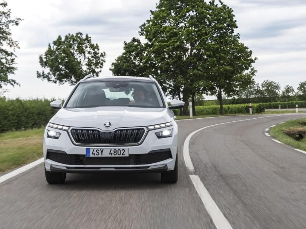 Während viele SUVs derzeit mit einem auffälligen Design unterwegs sind, tritt der Kamiq eher dezent auf. Foto: Skoda/dpa-infocom