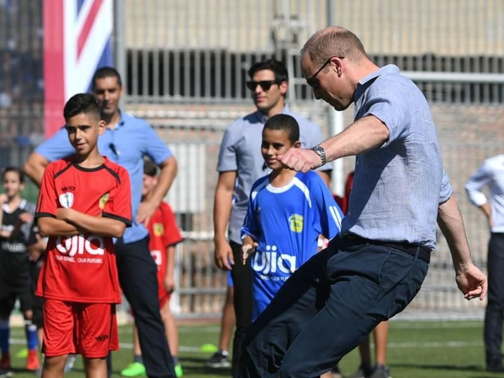 Der britische Prinz William (r) beim Besuch eines Equalizer-Projekts. Foto: Joe Giddens/PA Wire/