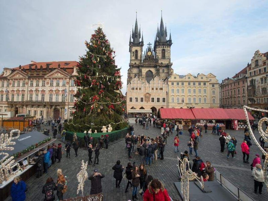 Der Weihnachtsmarkt in der Altstadt von Prag zieht jedes Jahr viele Touristen an. Foto: Armin Weigel/dpa