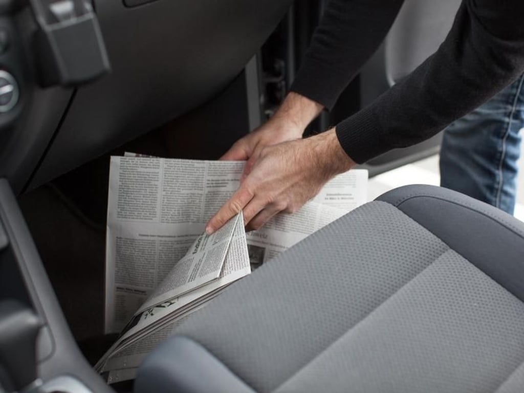Feuchtigkeit im Fußraum lässt sich gut mit Zeitungspapier binden. Foto: Christin Klose