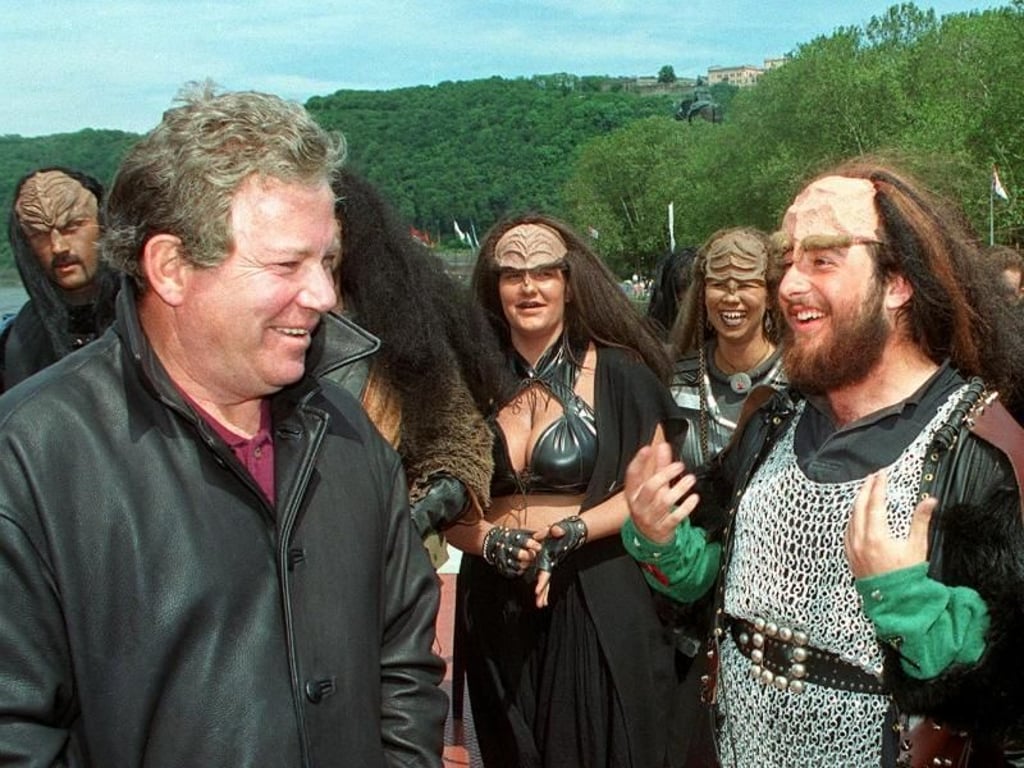 1997 in Koblenz an Bord des neuen Rhein-Passagierschiffes «RPR 1 Enterprise»: William Shatner (l.) mit Fans. Foto: Fabian Matzerath