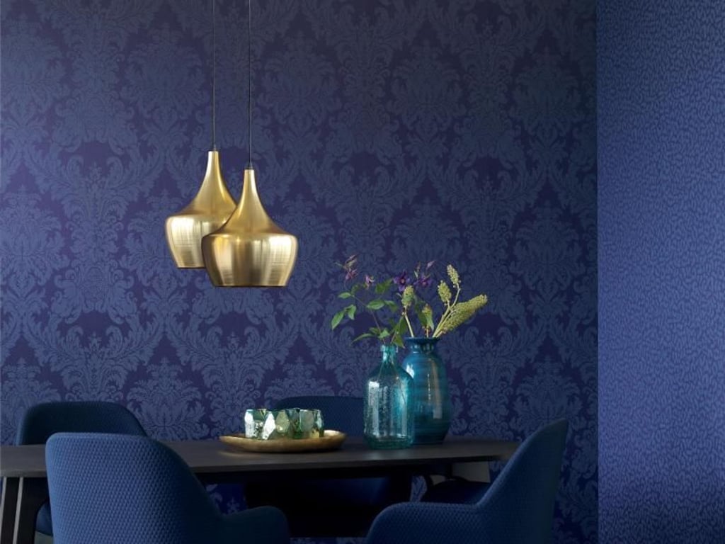 Blaue Tapeten mit Ornamenten liegen derzeit im Trend. Foto: DTI/Rasch Textil