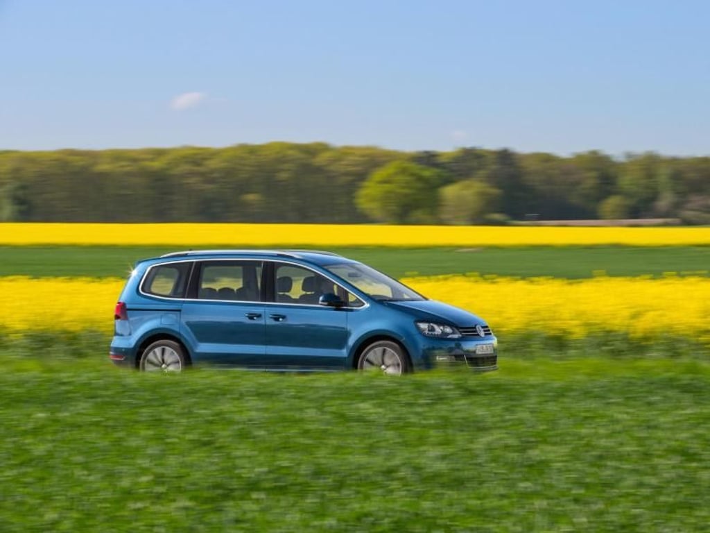 Die Qual der Wahl: Heute buhlen unter anderem SUVs, Limousinen, Kombis und Vans wie der VW Sharan um die Gunst der Familien. Foto: Volkswagen AG