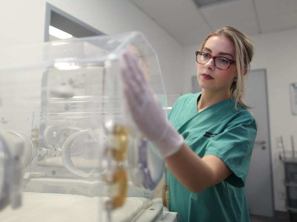 Als angehende Kinderkrankenschwester reinigt Nicole Ekonomiuk auch mal die Bettchen auf Station. Auch Medikamente und Infusionen verabreichen, Blut abnehmen oder Mahlzeiten austeilen, gehört zu ihren Aufgaben. Foto: Ina Fassbender