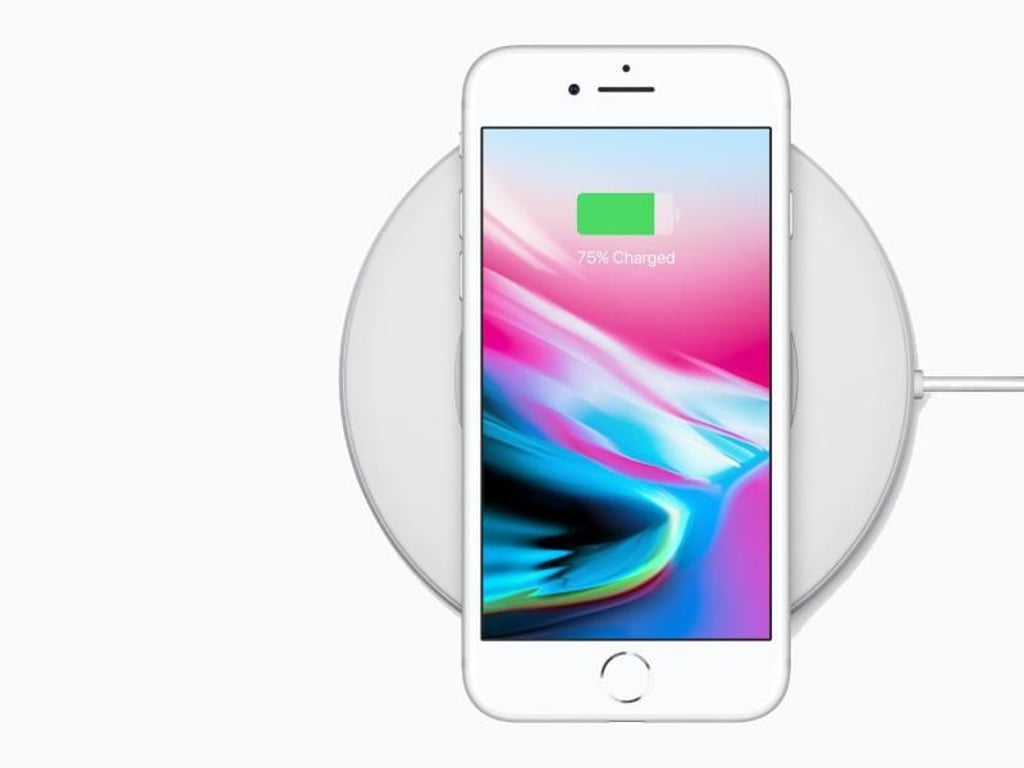 Das iPhone 8 und das größere iPhone 8 Plus können erstmals auch drahtlos über den Qi-Standard geladen werden. Foto: Apple Inc./dpa-tmn