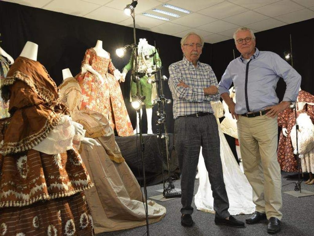 Martin Kamer (l) und Wolfgang Ruf (r) sammeln seit Jahrzehnten historische Textilien. Foto: Christiane Oelrich