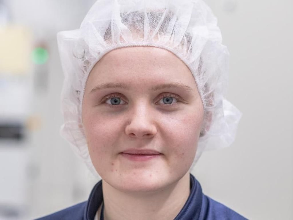 In ihrem Job hat sie beste Zukunftsaussichten: Laura Zweckerl stellt als angehende Mikrotechnologin Technikteile her, die in nahezu jedem elektronischen Gerät gebraucht werden. Foto: Armin Weigel