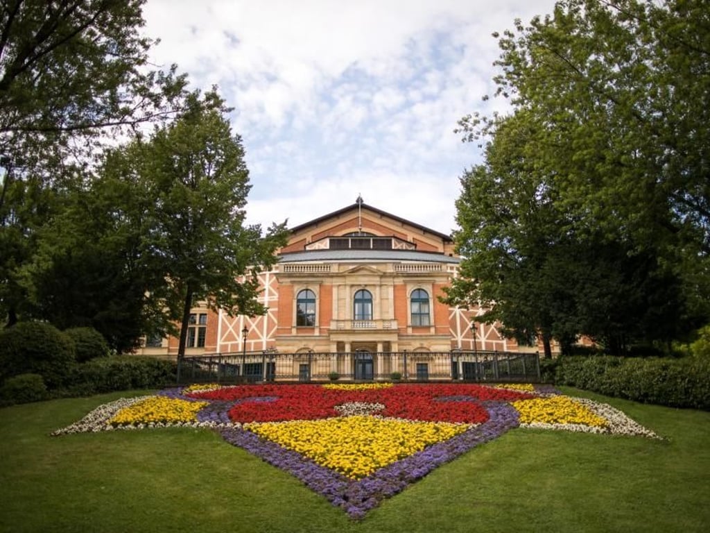 Blick auf das Festspielhaus in Bayreuth. Foto: Daniel Karmann