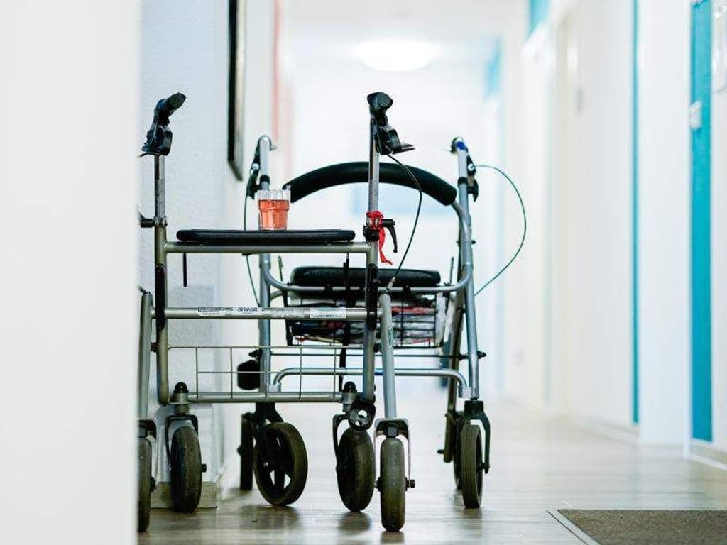 Ein neuer Ratgeber des «Zentrum für Qualität in der Pflege» gibt Angehörigen Tipps, welche Leistungen eines Pflegeheims sie überprüfen sollten, bevor ein Pflegebedürftiger dort einzieht. Foto: Uwe Anspach/dpa