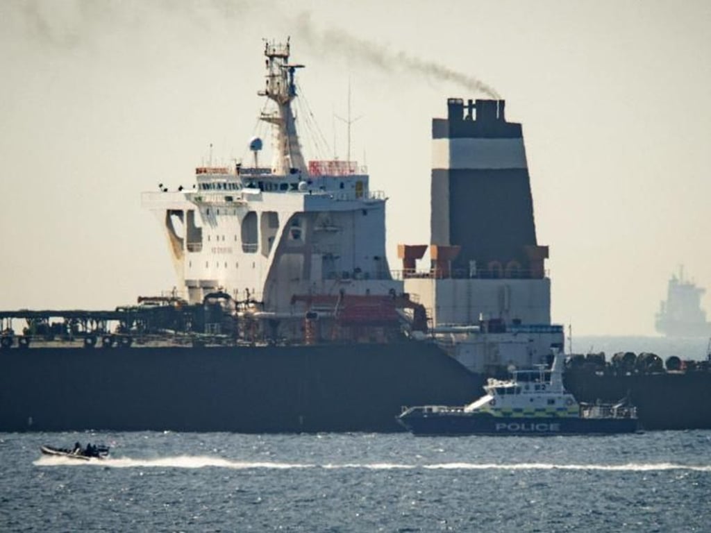 Der Supertanker «Grace 1» neben einem Schiff der britischen Marine in den Gewässern von Gibraltar. Foto: Marcos Moreno/AP