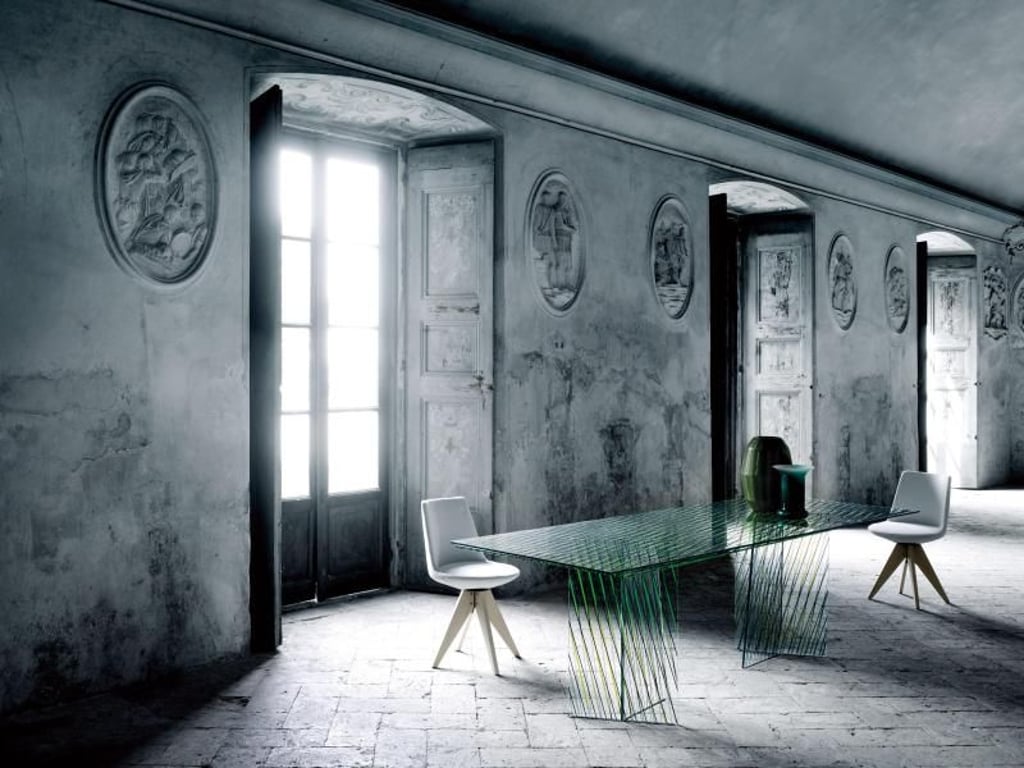 Die spanische Designerin Patricia Urquiola hat für den Hersteller Glas Italia den Tisch Crossing entworfen. Durch ein spezielles Beschichtungsverfahren werden die einzelnen Glaselemente versetzt überlagert und zusammengebaut, so dass ein grafischer Effekt entsteht.
Foto: Glas Italia