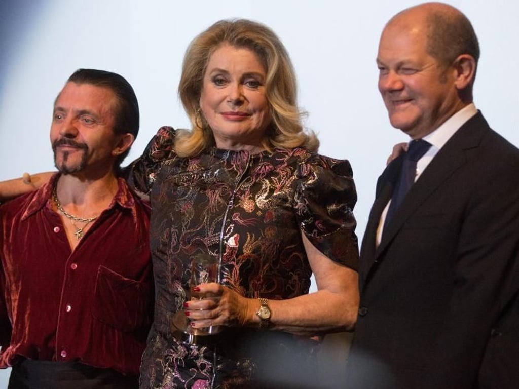 Catherine Deneuve - umschwärmt von David Bennent (l) und Olaf Scholz. Foto: Axel Heimken