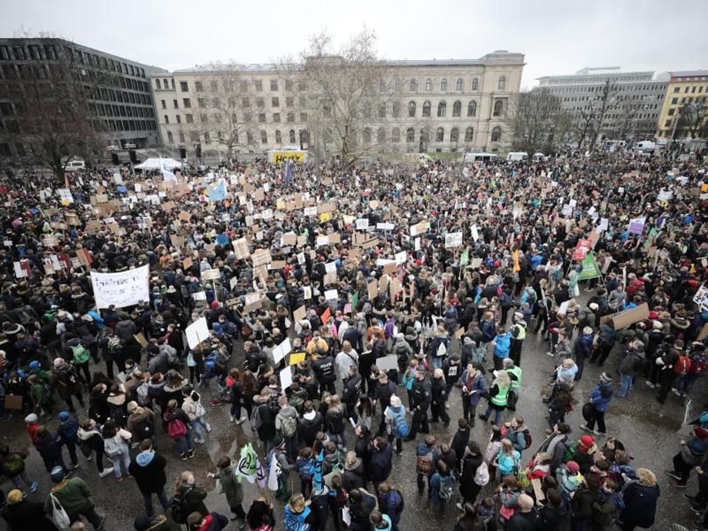 Tausende Teilnehmer der Demonstration «Fridays for Future» im Berliner Invalidenpark. Foto: Michael Kappeler