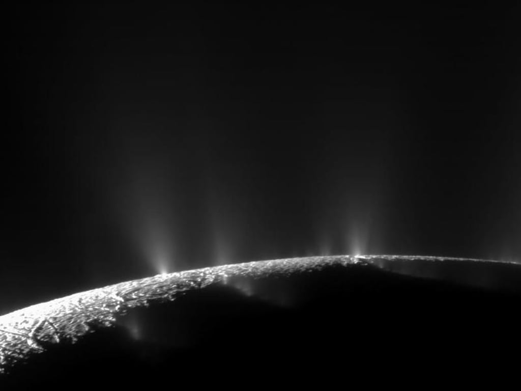 Ende Oktober war die Raumsonde «Cassini» in nur 50 Kilometern Höhe durch die spektakulären Eisfontänen von Enceladus getaucht. Foto: NASA/JPL/Space Science Institute