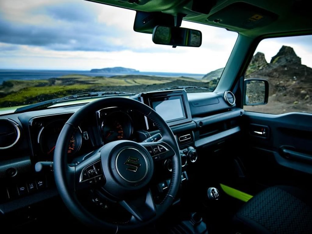 Das Armaturenbrett besteht zwar aus Hartplastik, ist aber mit vielen modernen Instrumenten bestückt, wie einem LCD-Bildschirm und einer Touchscreen-Navigation samt Smartphone-Integration. Foto: Suzuki K.K.