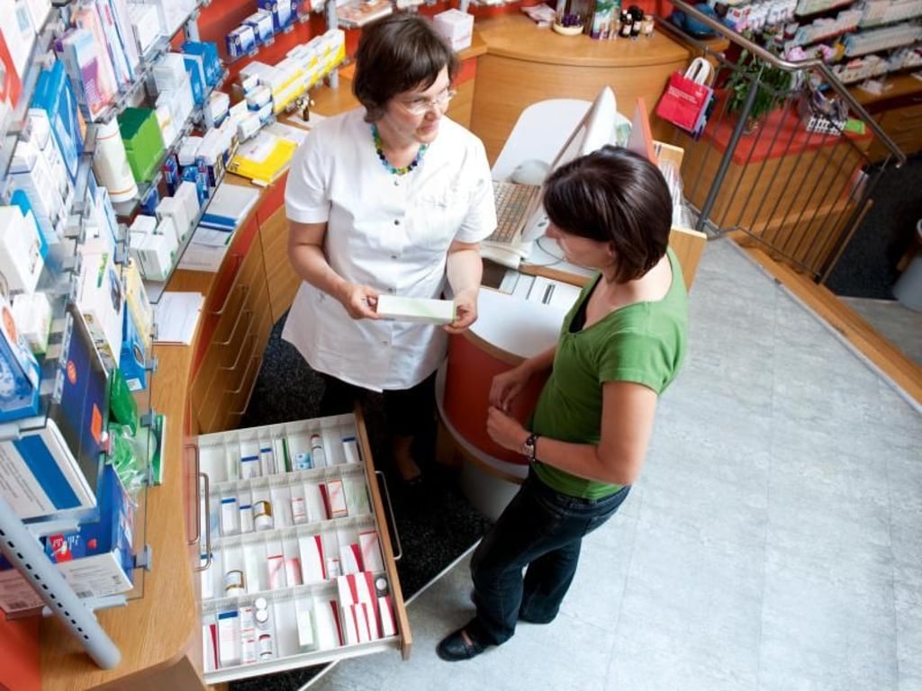 Pharmazeutisch-kaufmännischen Angestellte (PKA) sorgen etwa dafür, dass in der Apotheke immer alle Medikamente vorhanden, richtig einsortiert und gelagert sind. Foto: ABDA