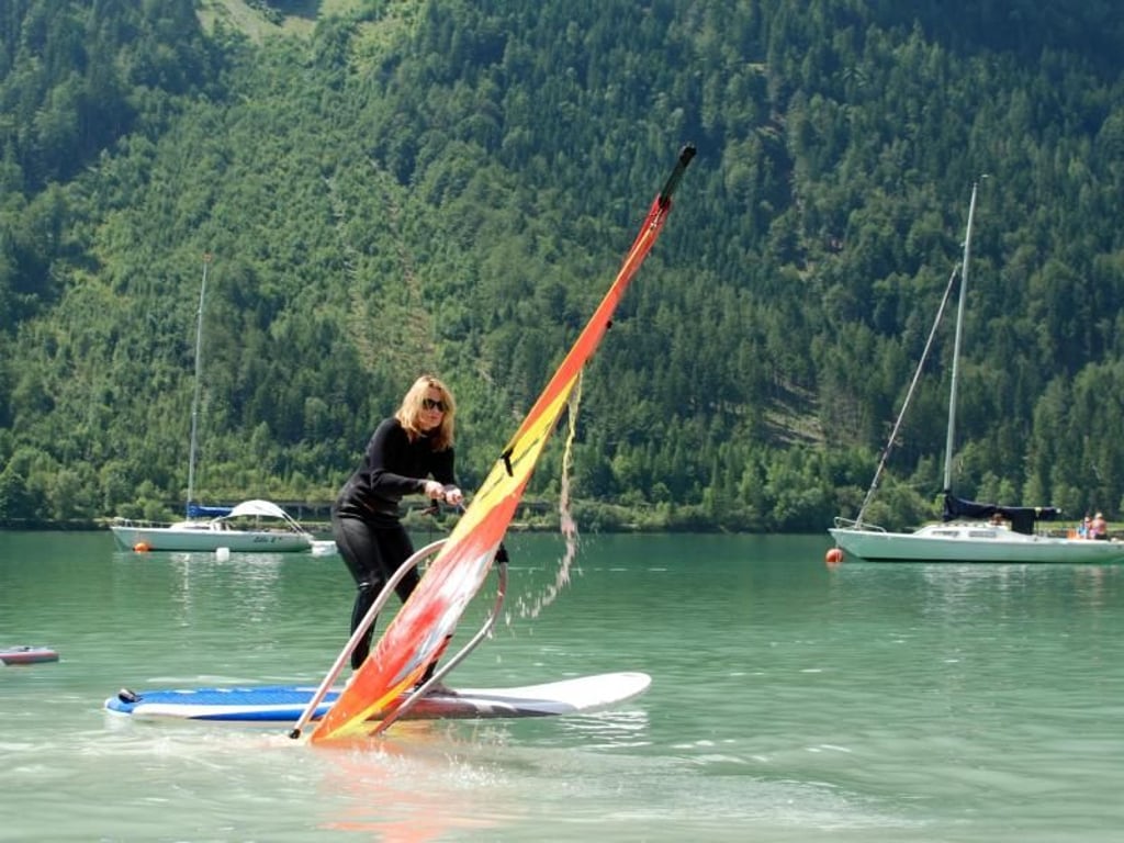 Aller Anfang ist wackelig - das gilt zumindest für das Surfen, wie hier beim Schnupperkurs am Achensee. Foto: Johanna Rüdiger/dpa-tmn