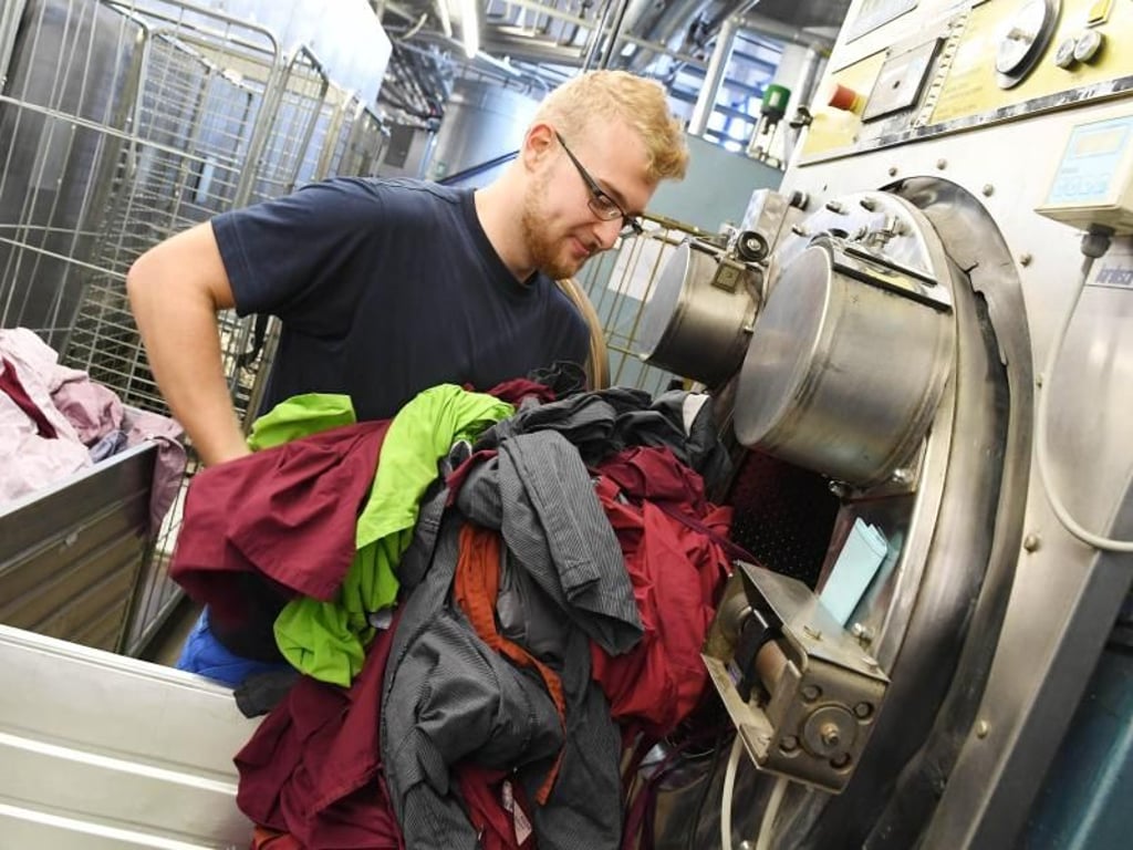 Was ist was? Wer wie Andreas Wagner eine Ausbildung zum Textilreiniger macht, beschäftigt sich ausgiebig mit verschiedenen Textil-Arten und ihren Eigenschaften. Foto: Uli Deck