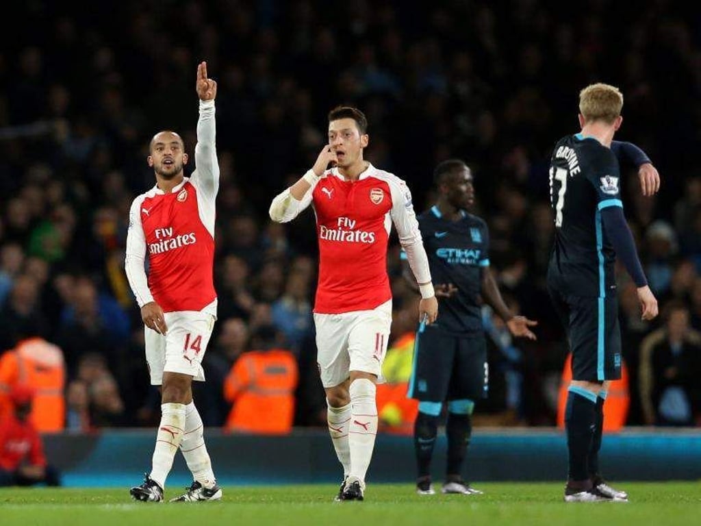 Arsenals Theo Walcott (l) erzielte nach Vorarbeit von Mesut Özil den Treffer zum 1:0. Foto: Adam Davy