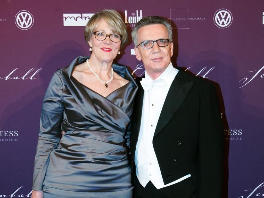 Bundesinnenminister Thomas de Maiziere (CDU) und seine Frau Martina haben sich für den Ball festlich herausgeputzt. Foto: Sebastian Kahnert