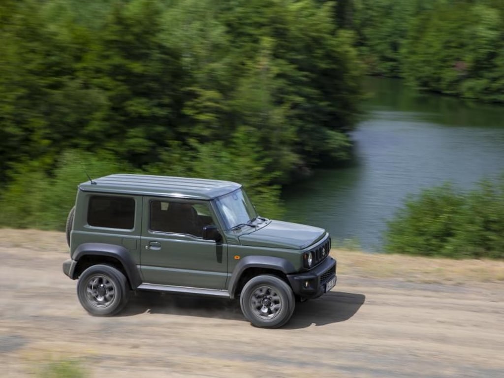 Der gerade einmal 3,65 Meter lange und 1,65 Meter breite Jimny sieht aus wie eine Spielzeugvariante der Mercedes G-Klasse. Foto: Suzuki K.K.