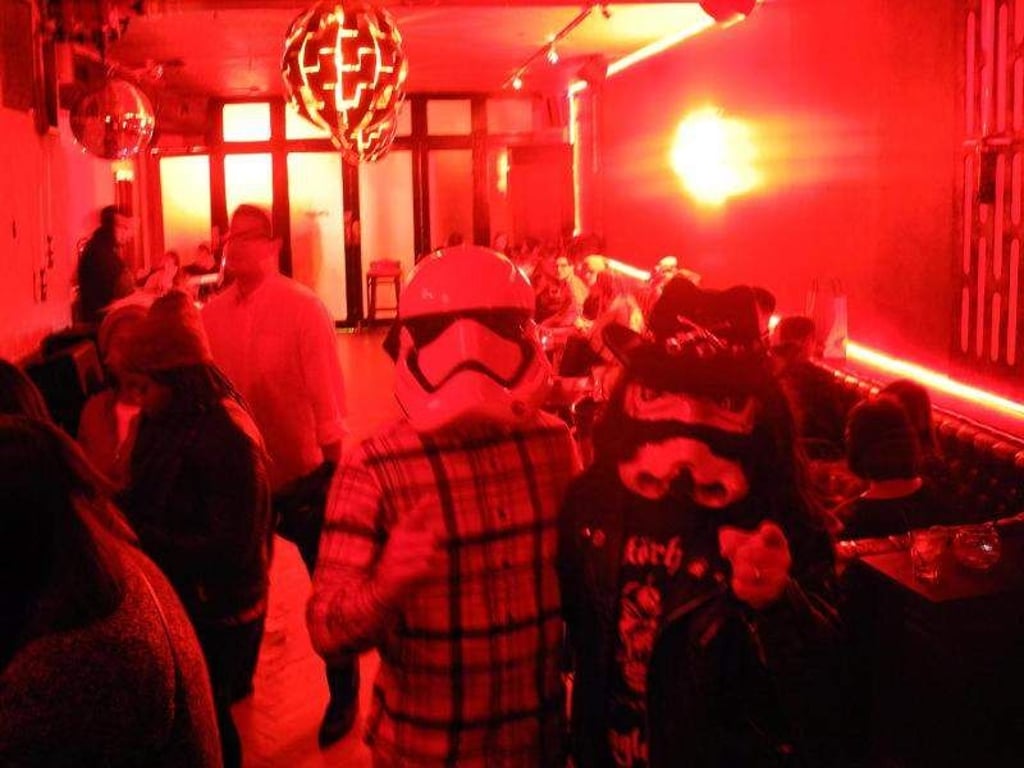 Sci-Fi-Maskerade in der New Yorker «Star Wars»-Bar. Foto: Johannes Schmitt-Tegge