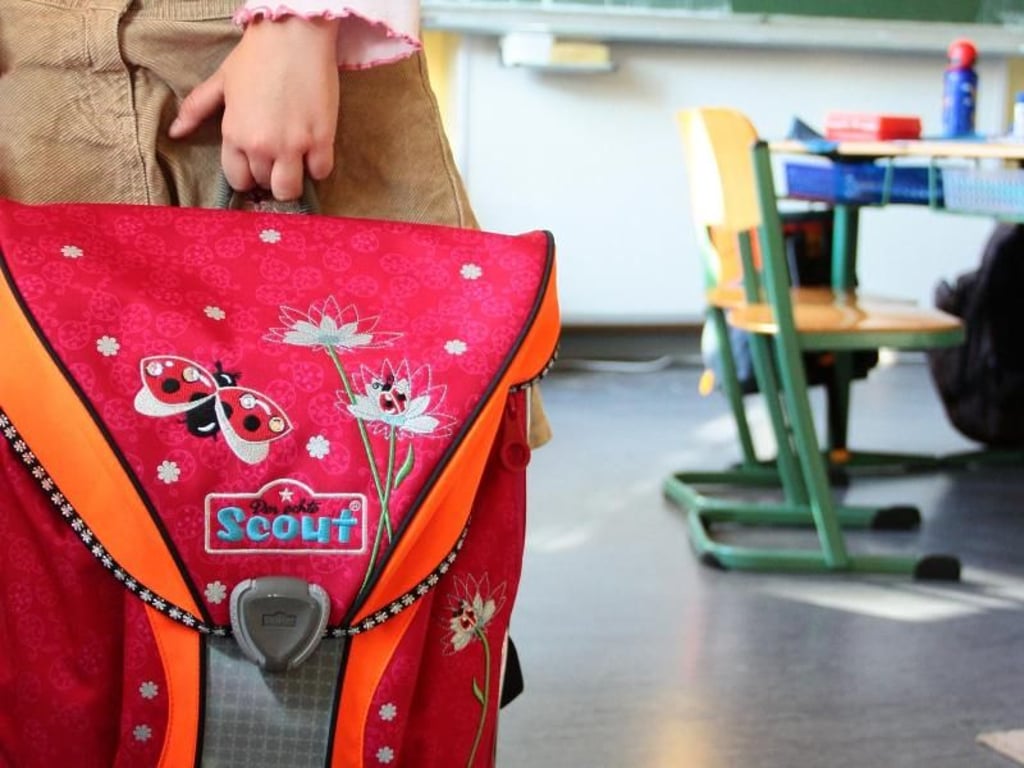 Gehört der schwere Schulranzen irgendwann der Vergangenheit an? Gedruckte Schulbücher jedenfalls sind ein Auslaufmodell, die Zukunft sind E-Books. Foto: Mascha Brichta