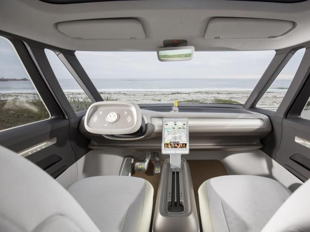 Die fünf Meter lange Studie bietet viel Platz im Cockpit. Insassen können die Sitze nach hinten drehen und aus der Mittelkonsole einen Tisch ausklappen. Foto: Ingo Barenschee/VW/dpa-infocom