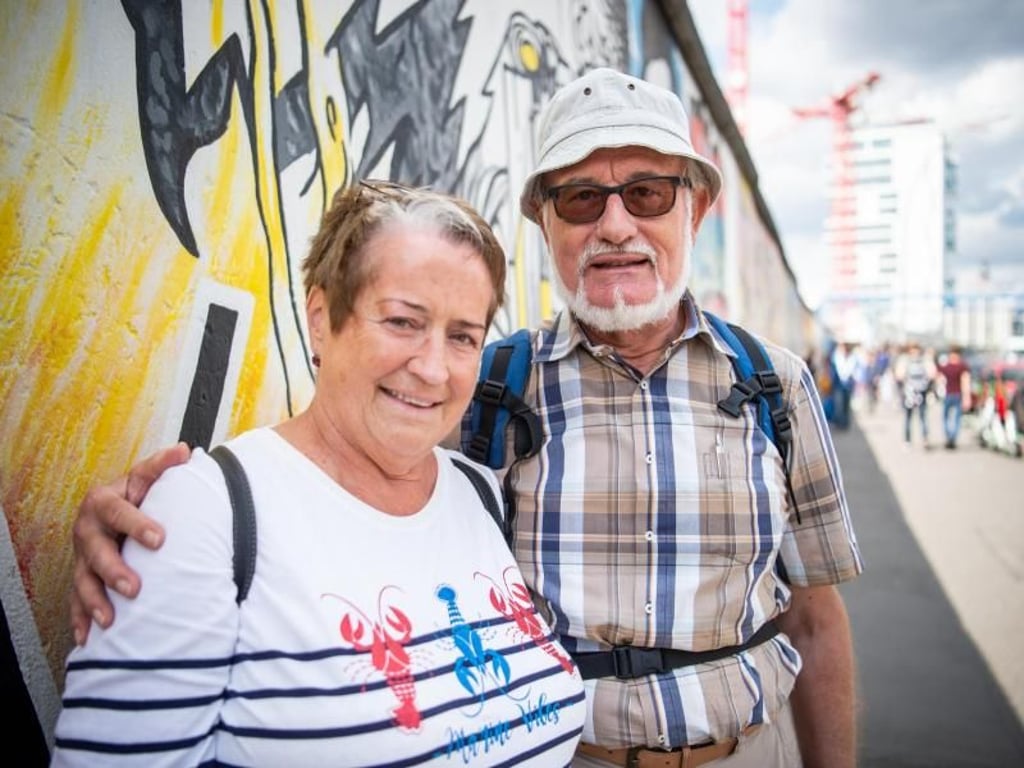 Die Eheleute Ute und Frank Zeile besuchen die East Side Gallery. Foto: Arne Immanuel Bänsch