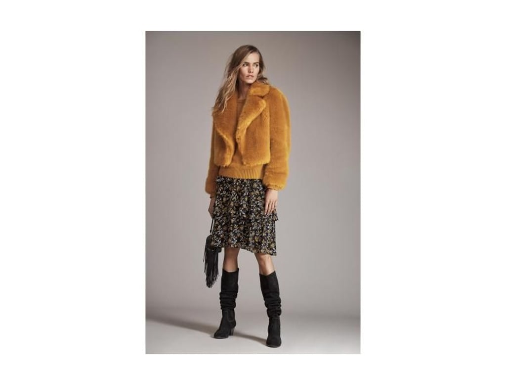 Auffällig ist auch diese kurz geschnittene Plüschjacke in einem kräftigen Farbton von MICHAEL Michael Kors (Jacke ca. 450 Euro, Pullover ca. 225 Euro, Rock ca. 175 Euro, Schuhe ca. 170 Euro). Foto: MICHAEL Michael Kors