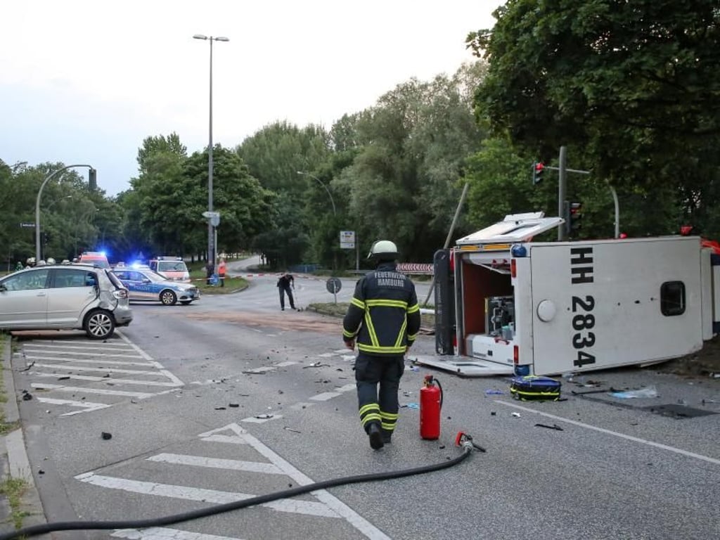 Der Rettungswagen war auf einer Kreuzung mit einem Auto zusammengestoßen und wurde auf die Seite geschleudert. Foto: Bodo Marks